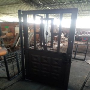 Portón metálico con Piña Plana