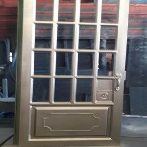 Portón metálico a cuadros