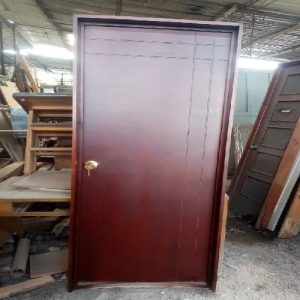 Puerta de madera nueva entamborada estilo tipo Deco color caramelo