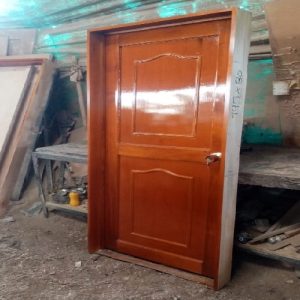 Puerta de madera nueva semimacisa estilo doble capilla color miel