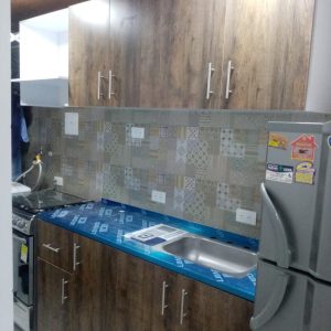 cocina integral en melamina color cahoba instalada